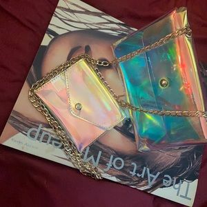 Cute Crossbody bag that comes with a small wallet & has a gold chain strap 👛